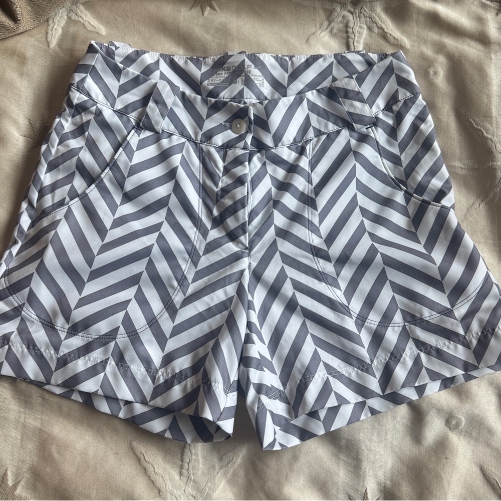 Womens Nike Golf shorts tour performance - Gray & White size 2 New without tags